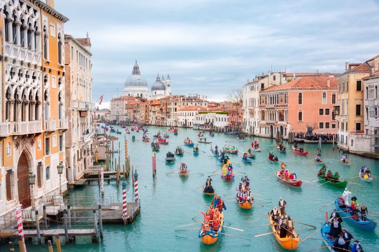 Carnaval sur le grand canal de Venise